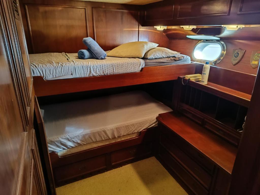 Postel nebo postele na pokoji v ubytování Amazing boat to sleep in Barcelona