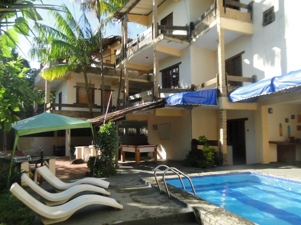 奧利文薩的住宿－Pousada Vila Verde，一座带游泳池和大楼的度假村