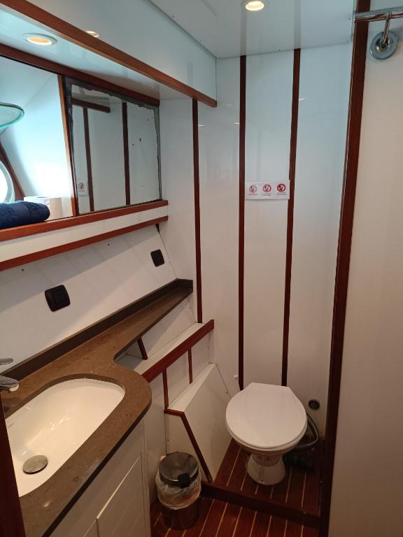 Koupelna v ubytování Amazing boat to sleep in Barcelona