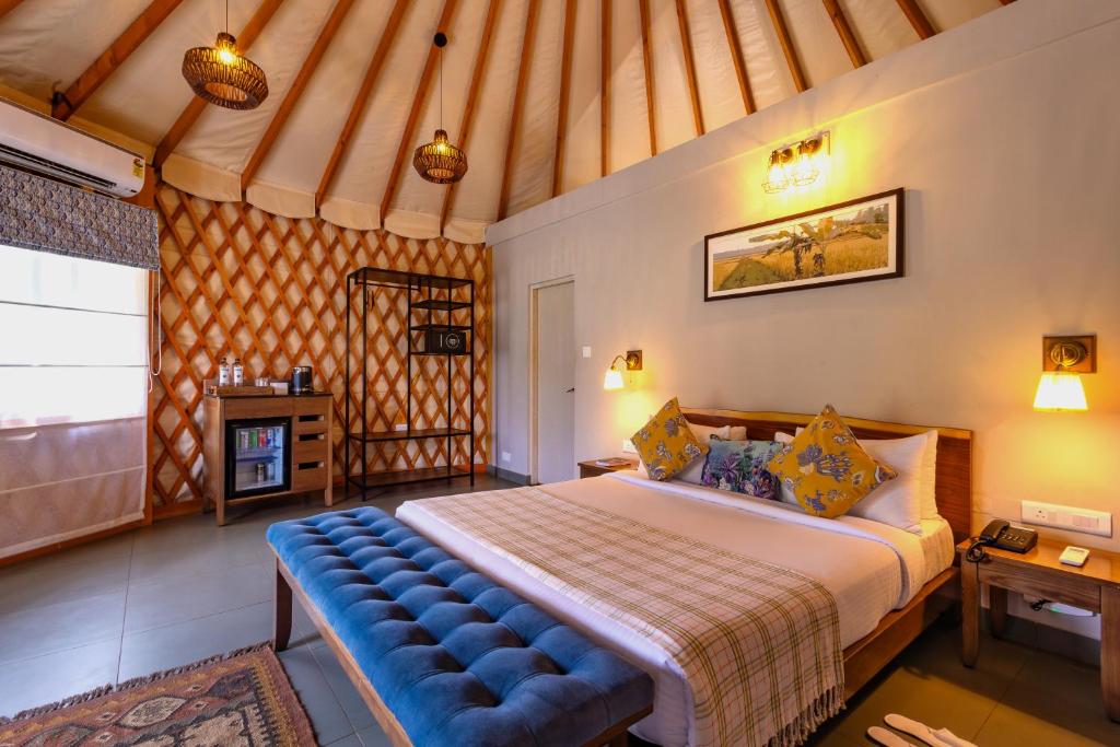 Ένα ή περισσότερα κρεβάτια σε δωμάτιο στο Machaan Wilderness Lodge Nagarahole