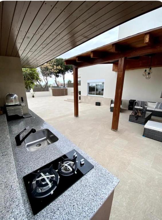 Acogedora casa con piscina y 3 dormitorios - Three-Bedroom House