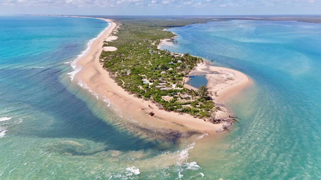 een eiland in het midden van de oceaan bij Três Sereias - 3 Mermaids in Govuro