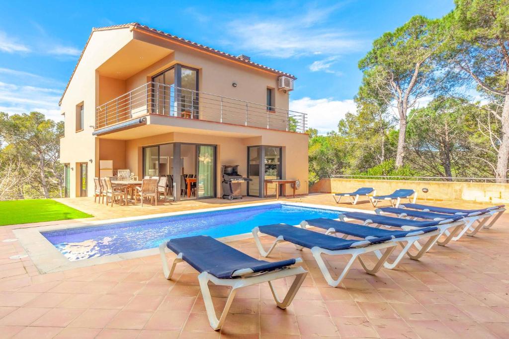 una villa con piscina e una casa di Villa Vista Alegre a Palafrugell