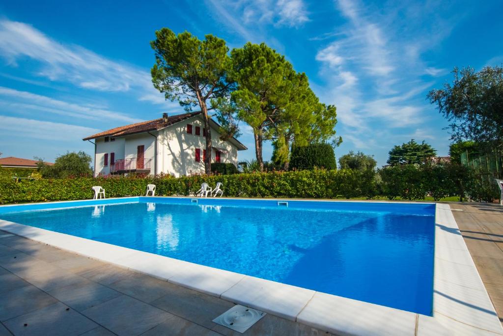 een zwembad voor een huis bij Marialuisa's Home - Residence Gardoncino in Manerba del Garda