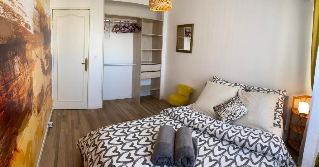 um quarto com uma cama com almofadas em 3 chambres avec vue dégagée au calme proche Paris et aéroport - parking em Le Bourget