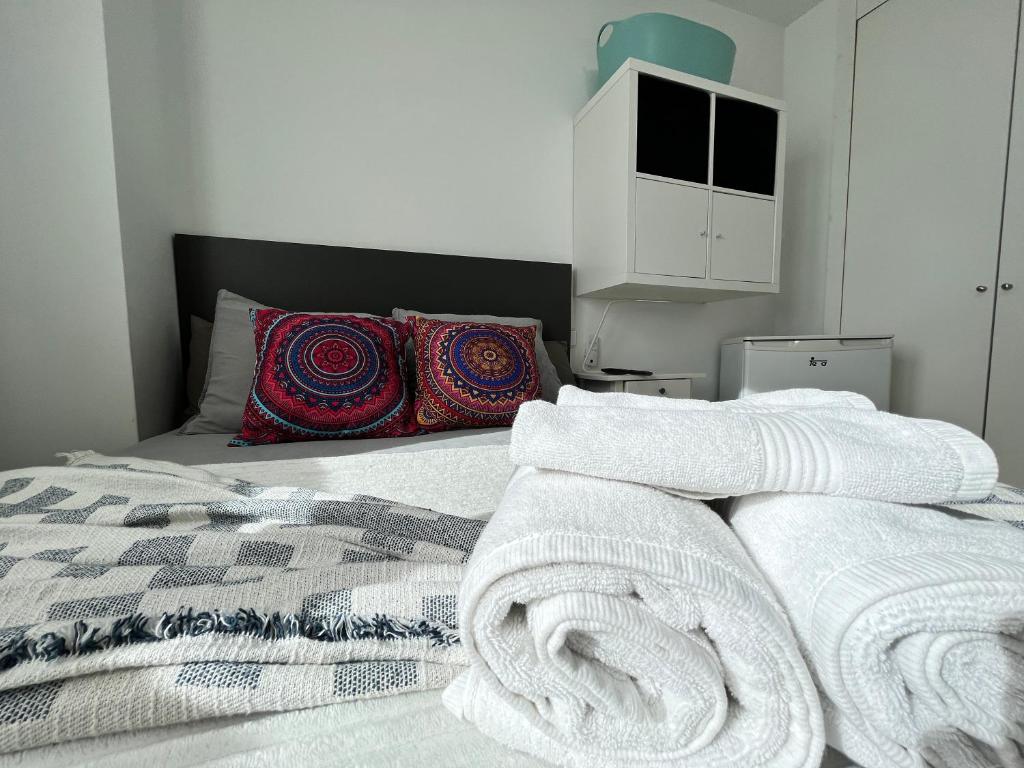 a bedroom with a bed with towels on it at Habitación Atocha Mendez in Madrid