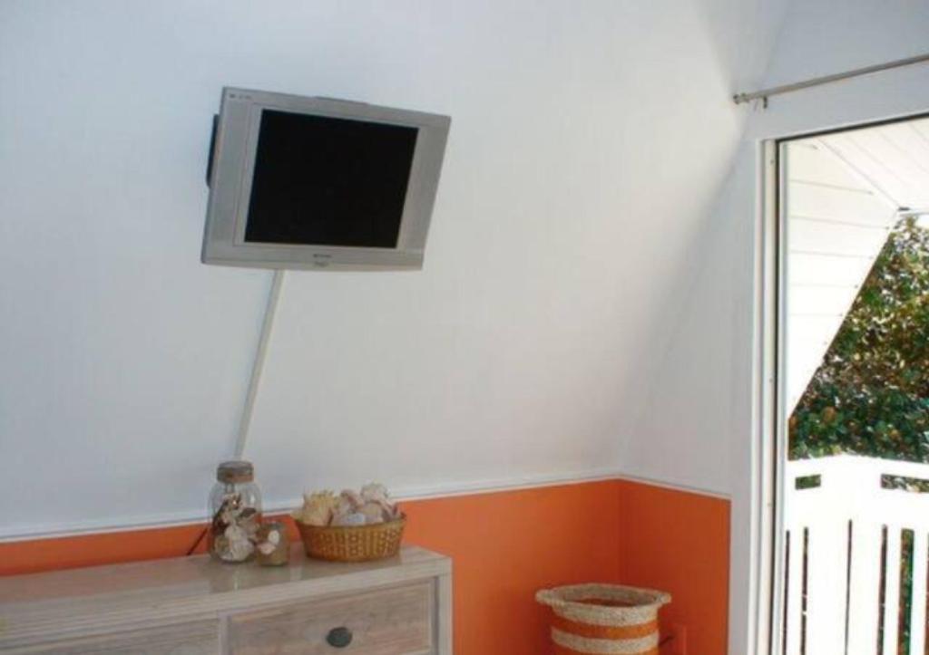 TV a/nebo společenská místnost v ubytování Say YES To Spring! 4BR Home w private pool 2 min to Destin beaches