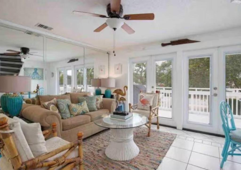 Posezení v ubytování Say YES To Spring! 4BR Home w private pool 2 min to Destin beaches