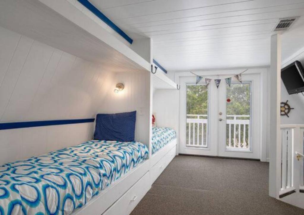 Postel nebo postele na pokoji v ubytování Say YES To Spring! 4BR Home w private pool 2 min to Destin beaches