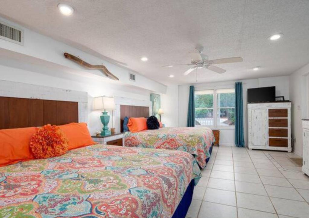 Postel nebo postele na pokoji v ubytování Say YES To Spring! 4BR Home w private pool 2 min to Destin beaches