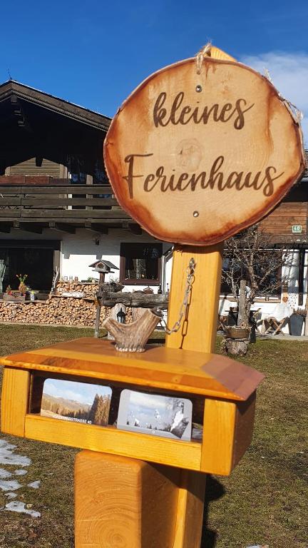 un tavolo di legno con un cartello sopra di Kleines Ferienhaus a Verditz