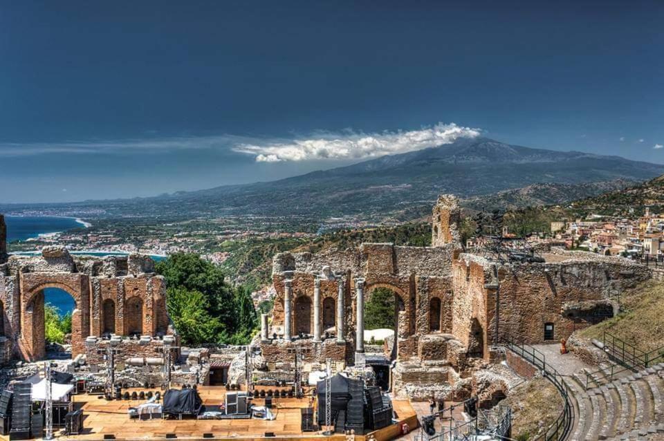 Blick auf die Ruinen der antiken Stadt in der Unterkunft Al Teatro Antico Rooms & House in Taormina