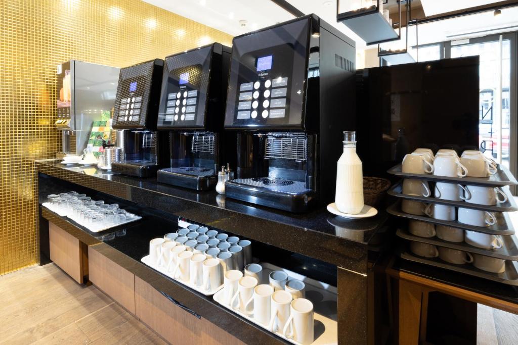 Příslušenství pro přípravu čaje a kávy v ubytování Hotel Royal Prague