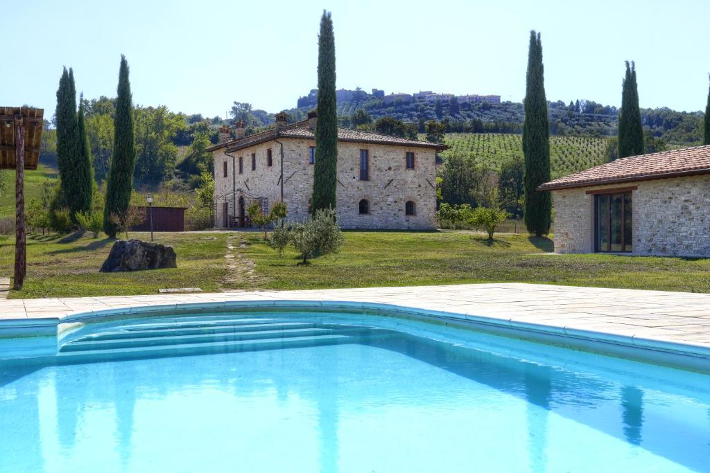 una gran piscina frente a un edificio en Agriturismo Fonte di Galiano, en Monte Castello di Vibio