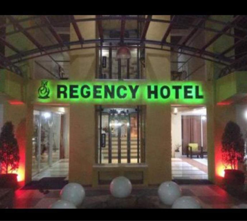 un panneau d'urgence vert devant un bâtiment dans l'établissement Regency Hotel de Vigan, à Ayusan Norte