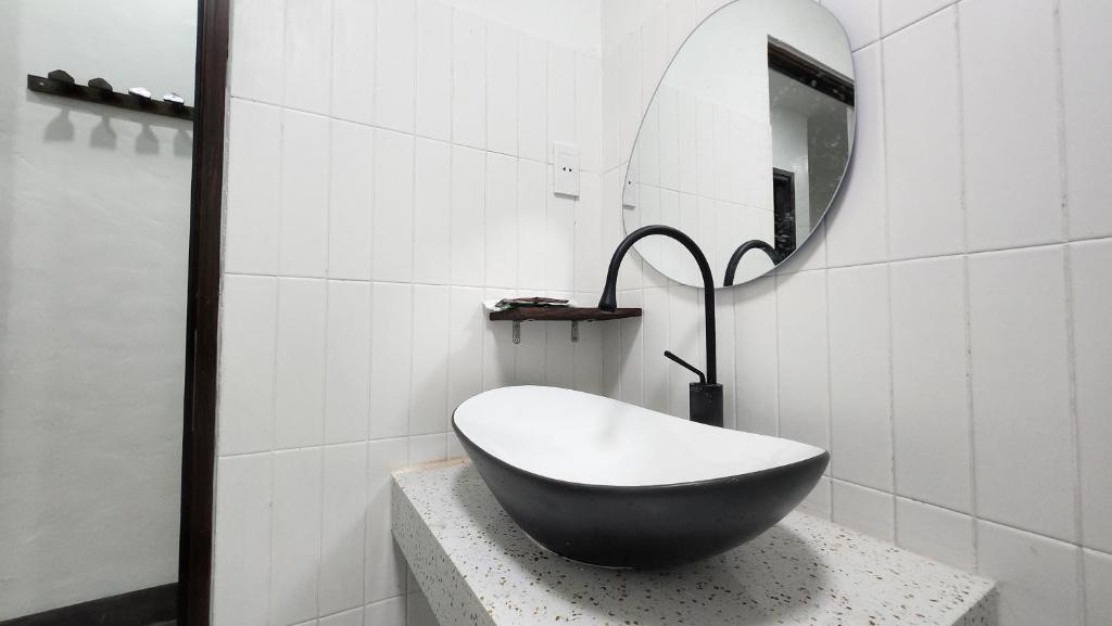 河江的住宿－Anio Ha Giang Hotel，浴室内一个位于柜台上的黑色浴缸
