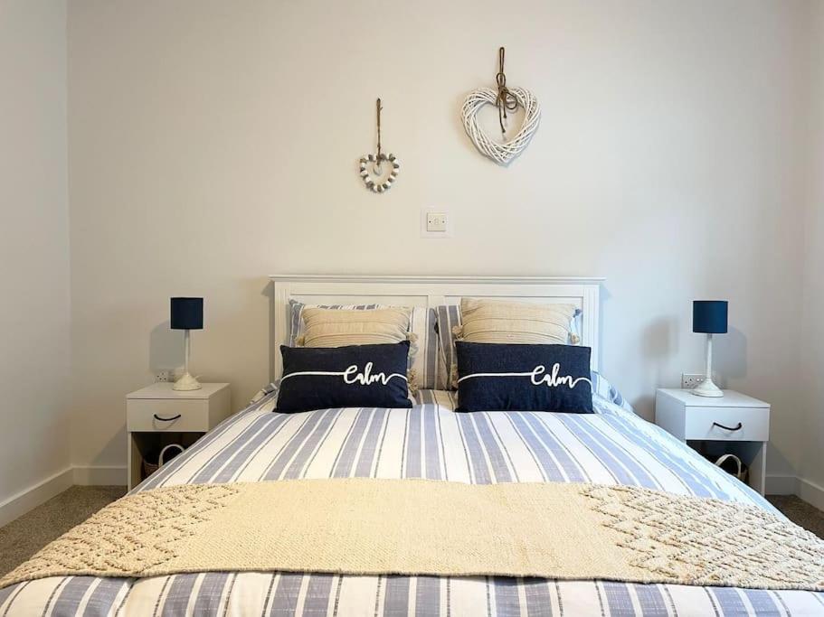 1 dormitorio con 1 cama grande y 2 mesitas de noche en Contemporary Holiday apartment, en Perranporth