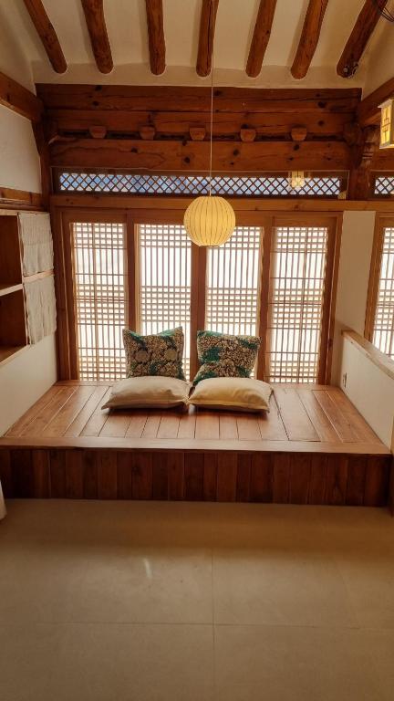 Zimmer mit 2 Betten in einem Zimmer mit Fenstern in der Unterkunft Dalbbit hyang in Jeonju