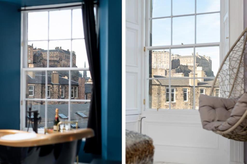 een kamer met een raam en een stoel met uitzicht op de stad bij Spacious modern city centre apartment Castle Views in Edinburgh