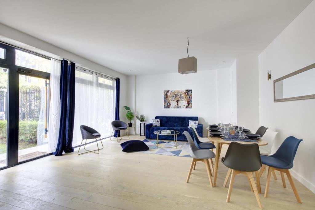 sala de estar con mesa y sillas en 328 Suite Nathaniel - Superb apartment in Paris, en Saint-Mandé