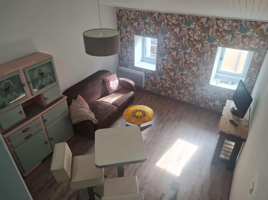 - un salon avec un canapé et une table dans l'établissement studio centre ville, à Privas