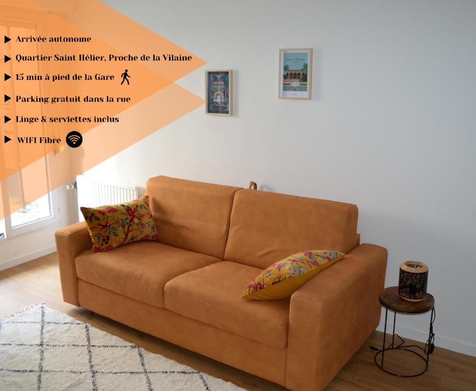 ein braunes Sofa im Wohnzimmer in der Unterkunft Nouveau - Quartier St Hélier in Rennes
