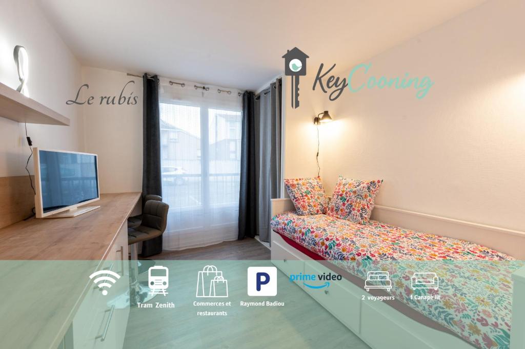 Dormitorio pequeño con cama y TV en Le Rubis - Zenith, en Toulouse