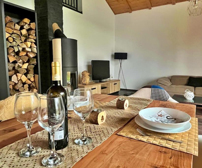 stół z butelką wina i 3 kieliszkami do wina w obiekcie Chata u Hrušků 100m od sjezdovky w mieście Orawska Leśna