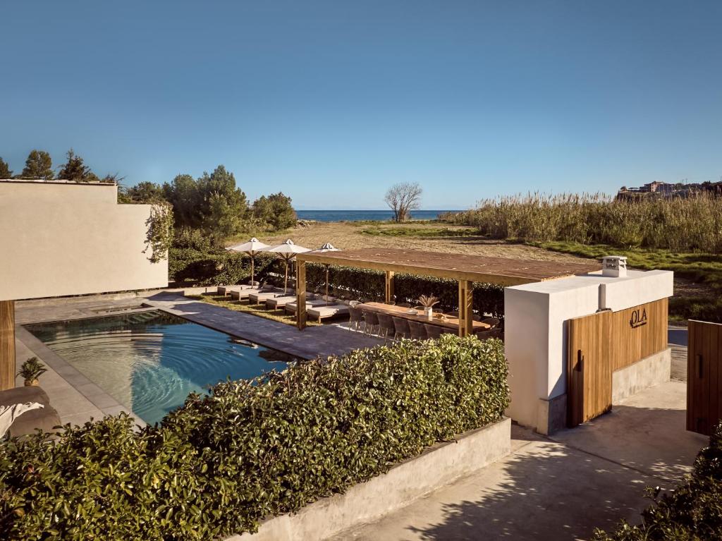 - une piscine dans l'arrière-cour d'une maison dans l'établissement ÒLA Exclusive Residence, with Pool & Beach Access, By ThinkVilla, à Tsilivi