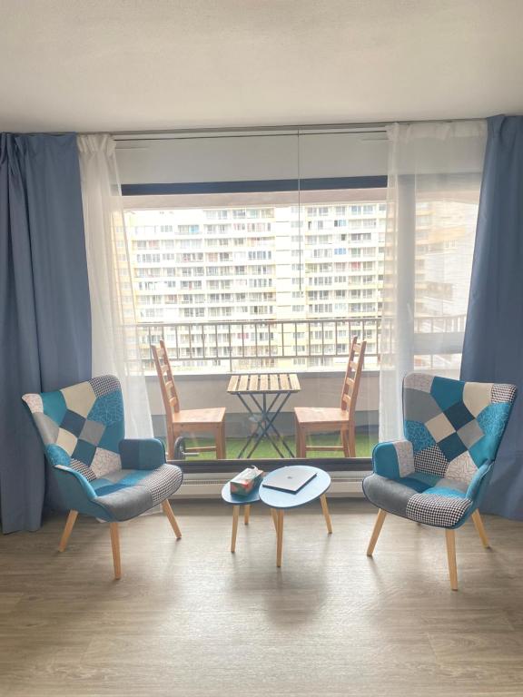 sala de estar con sillas, mesa y ventana grande en Room close to Arena La Défense paris en Nanterre