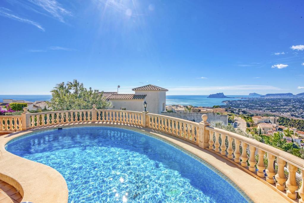 - une piscine sur le balcon d'une maison dans l'établissement Casasilma, à Cumbre del Sol