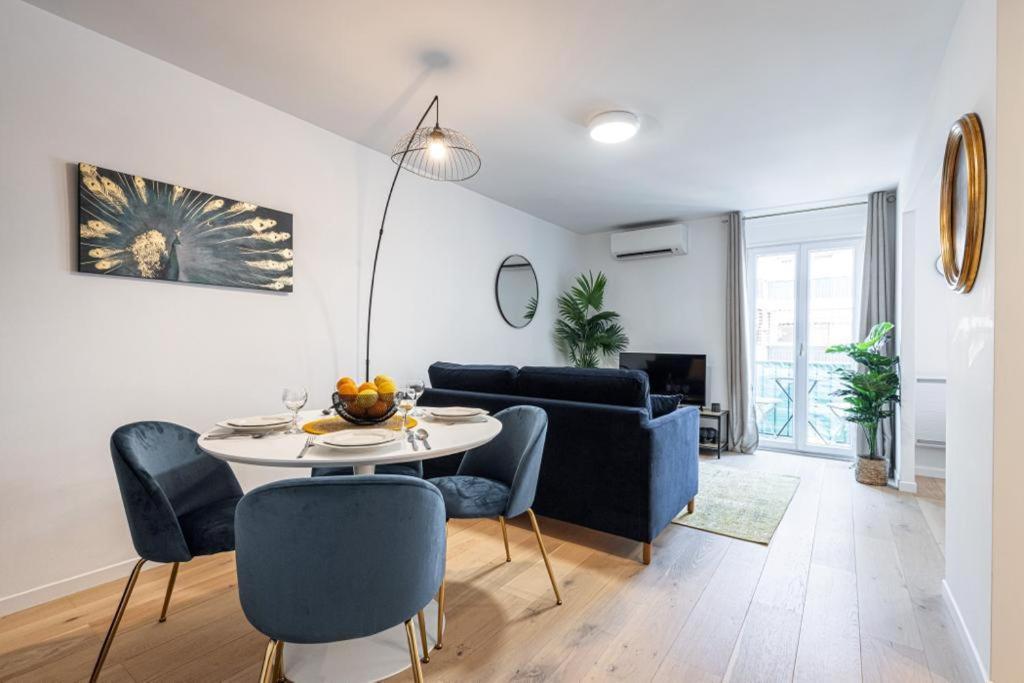 un salon avec une table et des chaises bleues dans l'établissement Walesa- wifi, AC, 3 pers, à Nice
