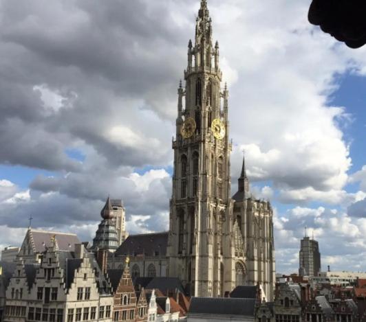 un gran edificio con una torre de reloj. en Appartement Sportpaleis en Amberes