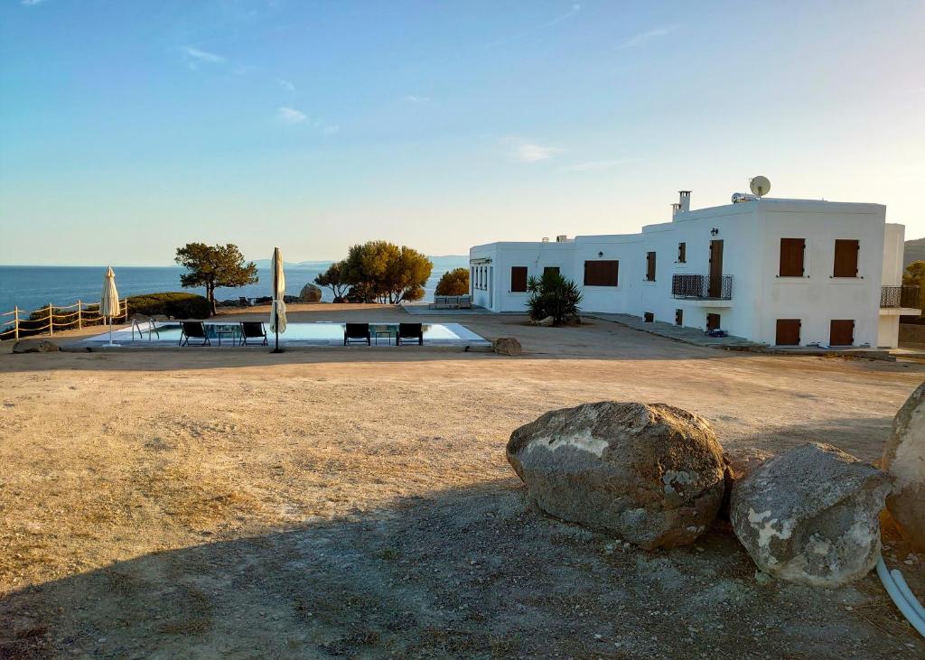 um edifício branco com vista para o oceano em My Way Kavos Villa em Agia Marina