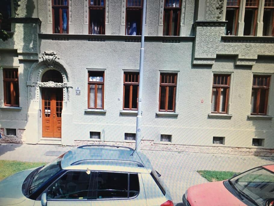 a car parked in front of a building at Útulné ubytováni u centra v blízkosti Výstaviště in Brno