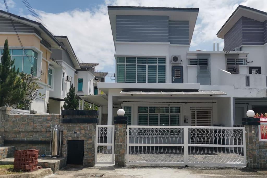 ein Haus mit einem weißen Zaun davor in der Unterkunft Semi-detached House, Semenyih, Malaysia in Semenyih