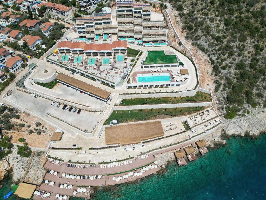 eine Luftansicht eines Resorts neben dem Wasser in der Unterkunft Lures Hotel in Kalkan