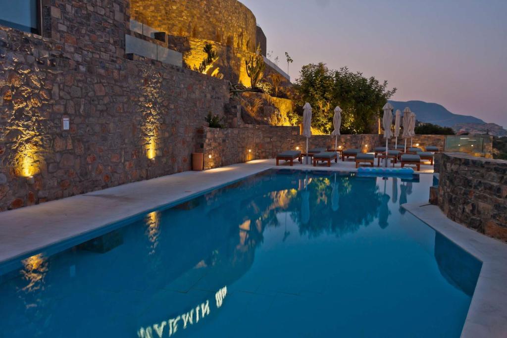 Bazén v ubytovaní Royal Marmin Bay Boutique & Art Hotel alebo v jeho blízkosti