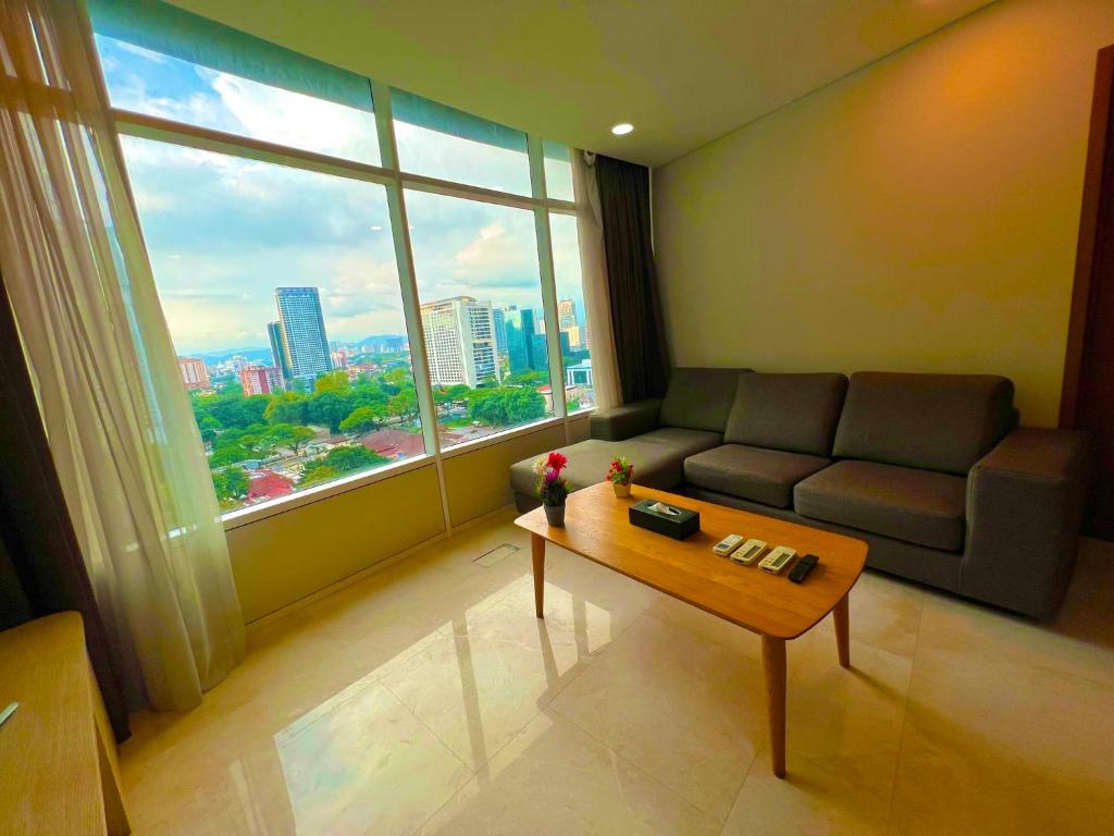 un soggiorno con divano e tavolino da caffè di Vortex klcc a Kuala Lumpur