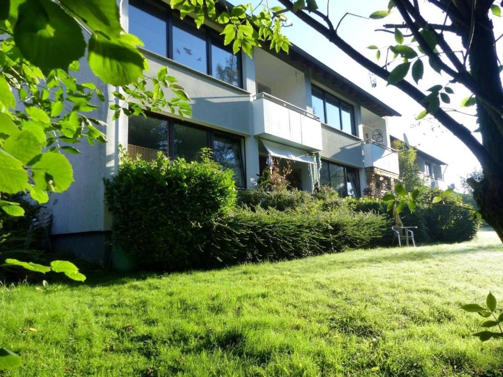 ein Gebäude mit einem Rasen davor in der Unterkunft Appartements Grün, ruhig, klein aber fein, zentral AA 28 in Detmold