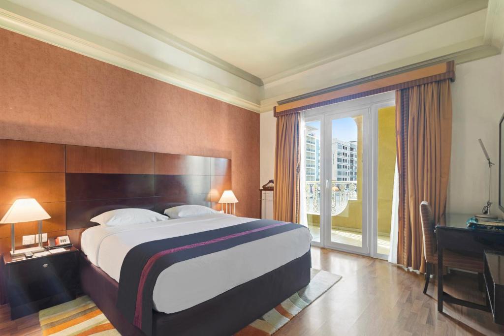 Postel nebo postele na pokoji v ubytování Al Khoory Hotel Apartments Al Barsha