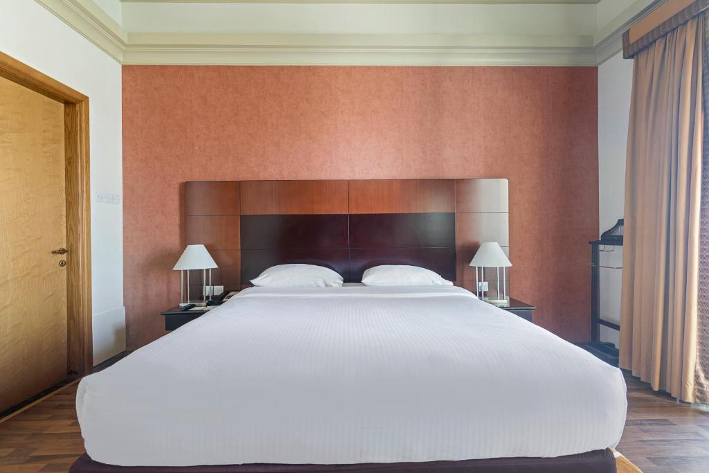 Postel nebo postele na pokoji v ubytování Al Khoory Hotel Apartments Al Barsha