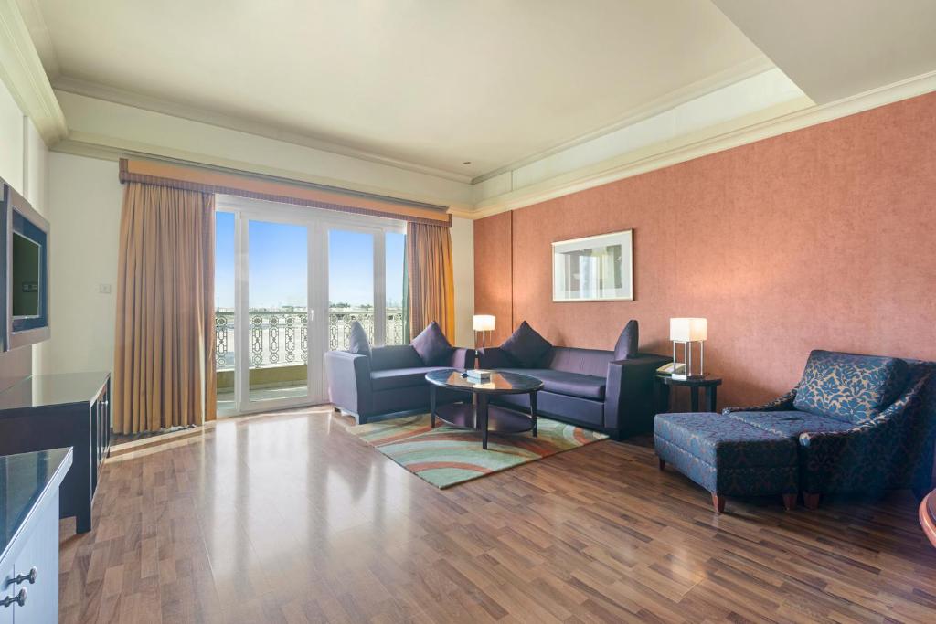 TV a/nebo společenská místnost v ubytování Al Khoory Hotel Apartments Al Barsha