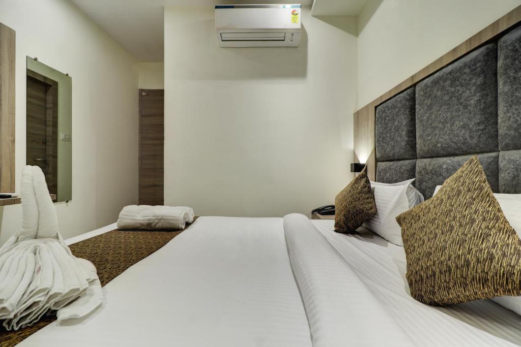 Postel nebo postele na pokoji v ubytování Hotel Sion Fort