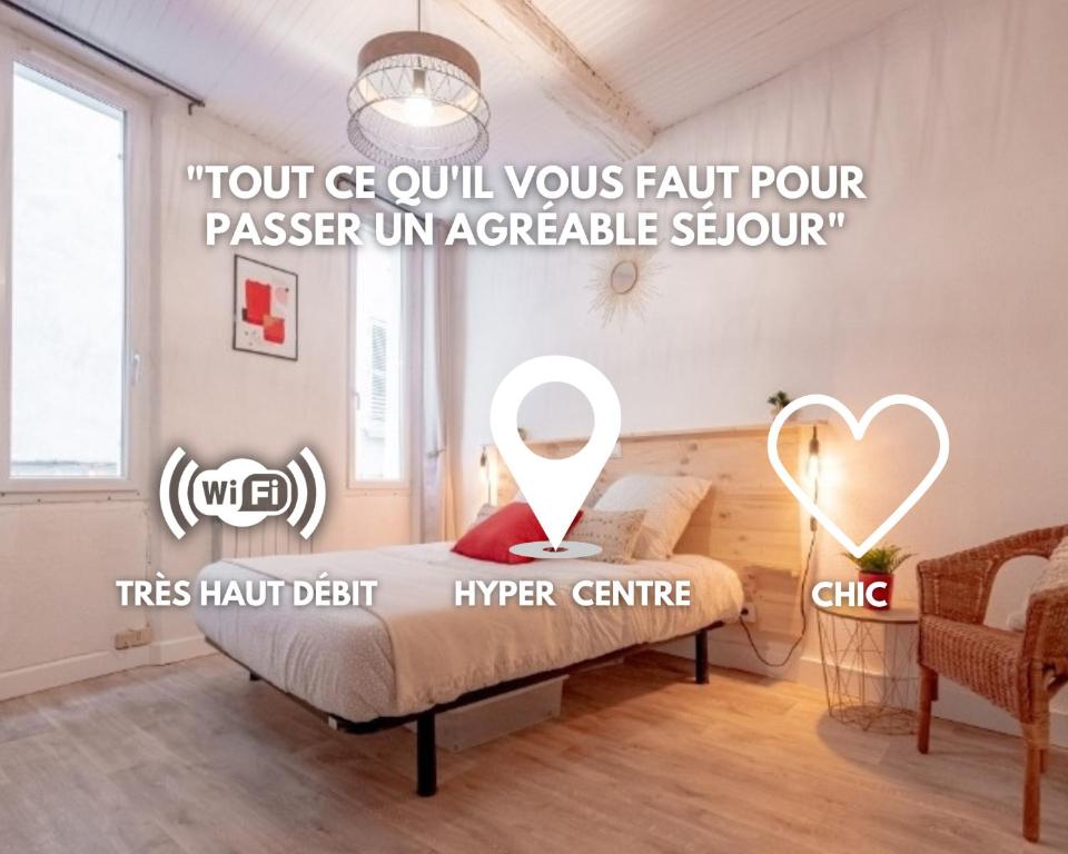 Cette chambre comprend un lit et une table avec un miroir. dans l'établissement Charme urbain entre gare & port - Animaux acceptés, à Toulon