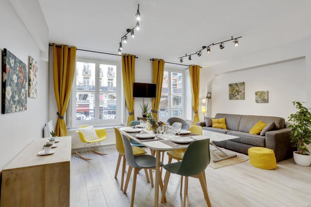 un soggiorno con tavolo e sedie gialle di 215 Suite Esprit Nature - Superb apartment a Parigi