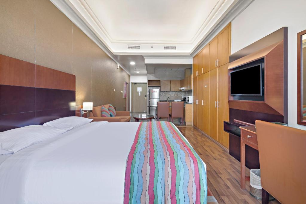 Postel nebo postele na pokoji v ubytování Al Khoory Hotel Apartments Al Barsha