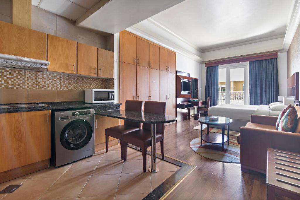 Kuchyň nebo kuchyňský kout v ubytování Al Khoory Hotel Apartments Al Barsha