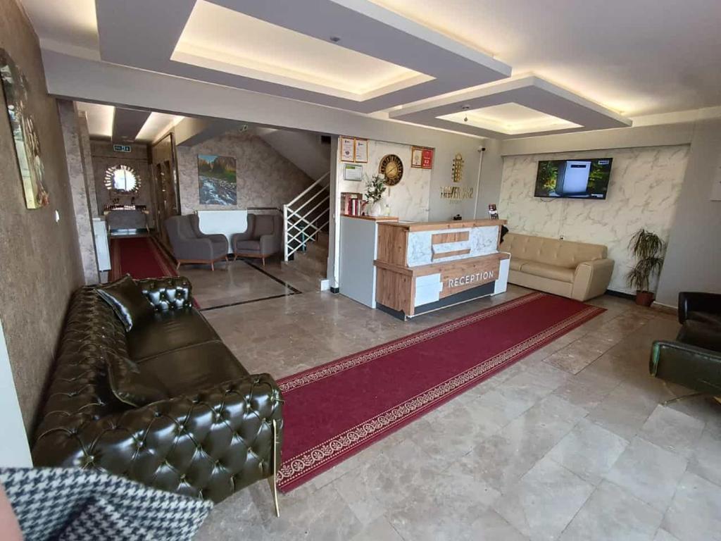 sala de estar con sofá y mesa en Tower352 en Melikgazi