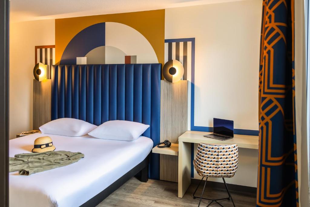 Postel nebo postele na pokoji v ubytování ibis Styles Saint-Quentin